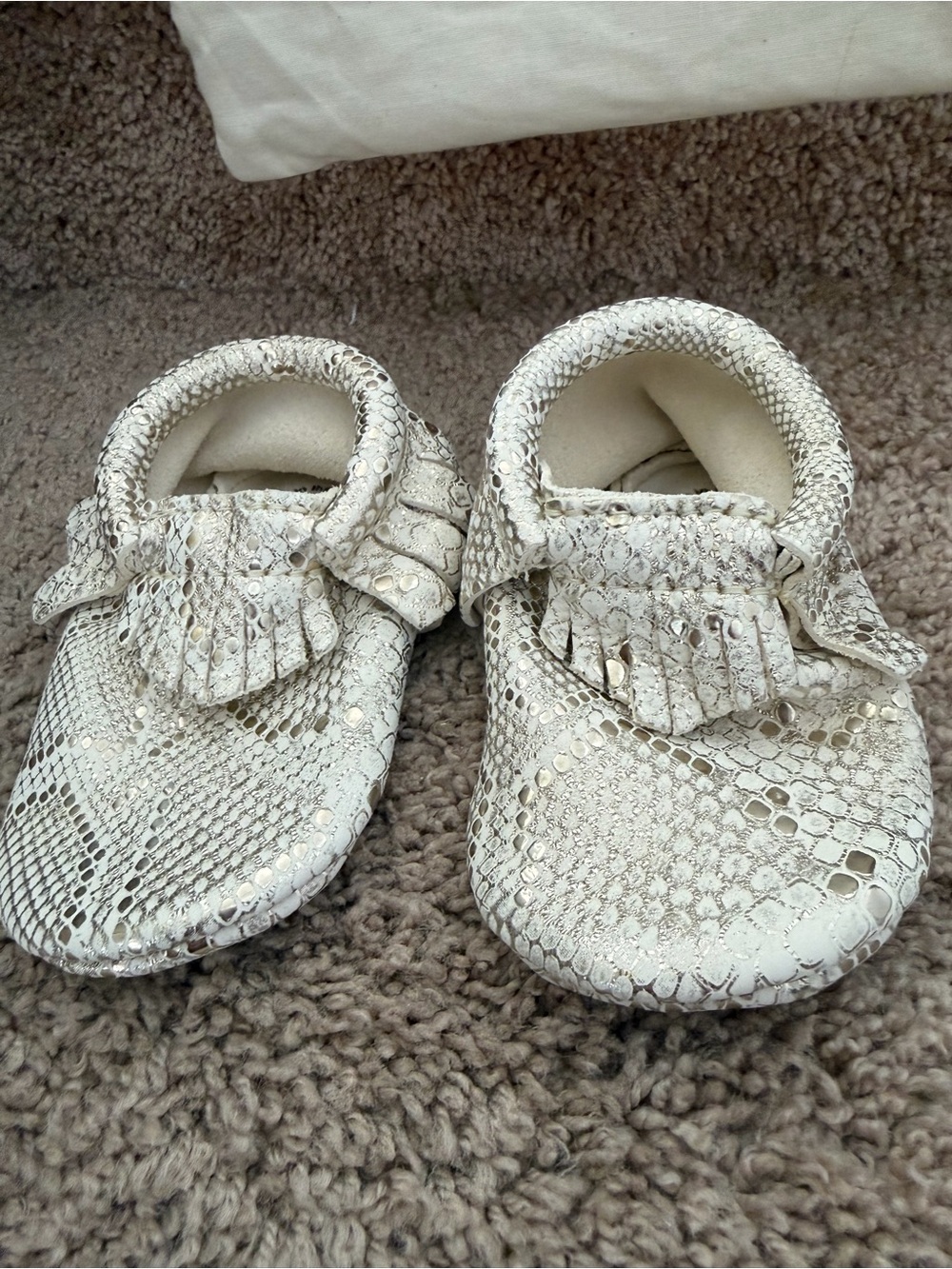 Freshly Picked Leather Baby Moccasins – Metallic Snakeskin Fringe – Size 4 (NWT) - Picture 3 of 5